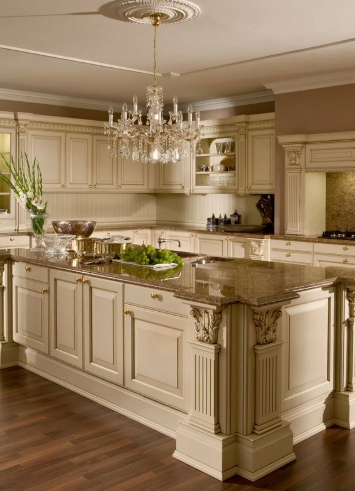 طراحی کابینت کلاسیک سفید با جزیره، جزئیات منبت‌کاری و صفحه سنگ