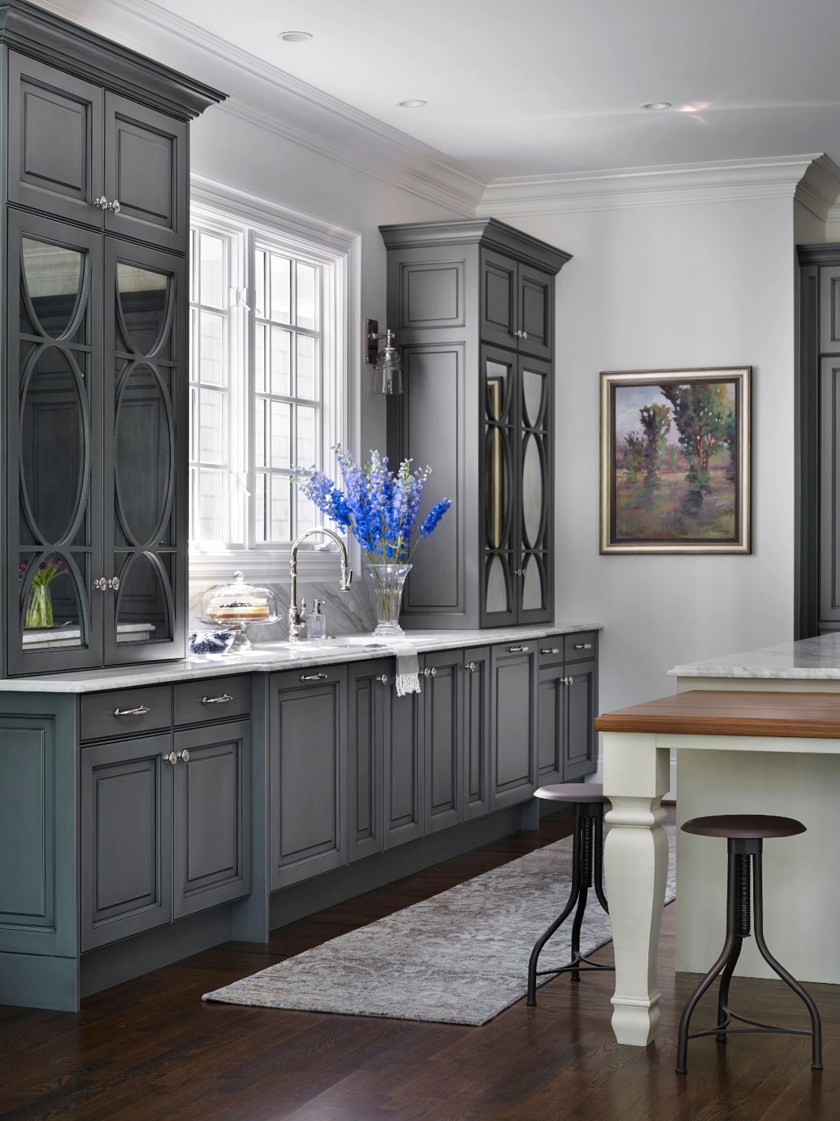 کابینت کلاسیک طوسی با دستگیره های نقره ایی ساده و گرد و ویترین شیشه ایی