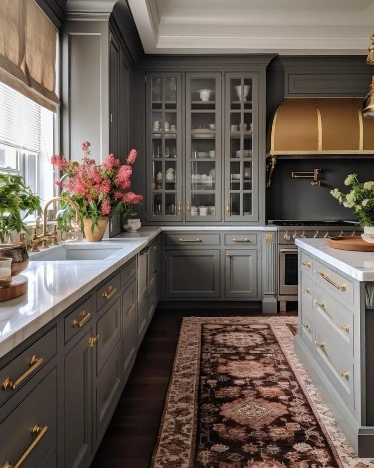 کابینت کلاسیک طوسی با صفحه کابینت سنگی و دستگیره های طلایی ساده