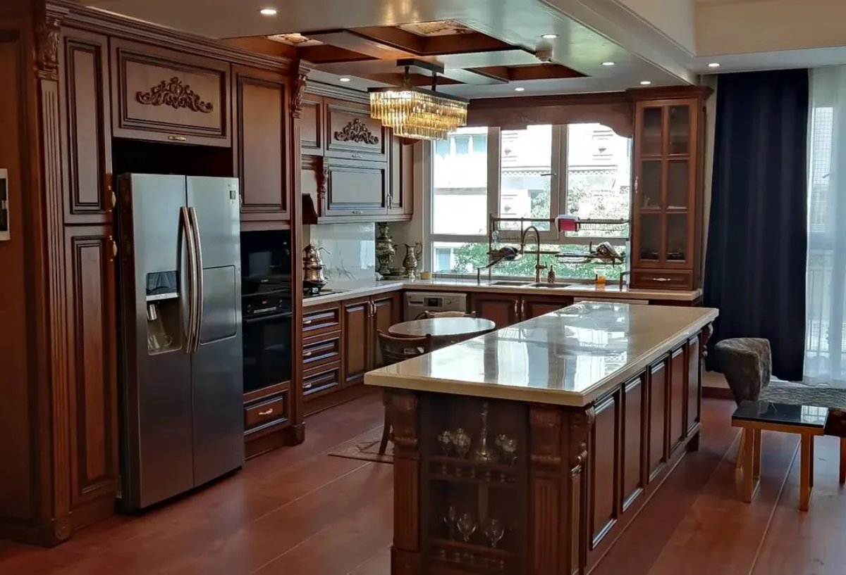 کابینت کلاسیک قهوه ای با دستگیره برنجی و منبت کاری