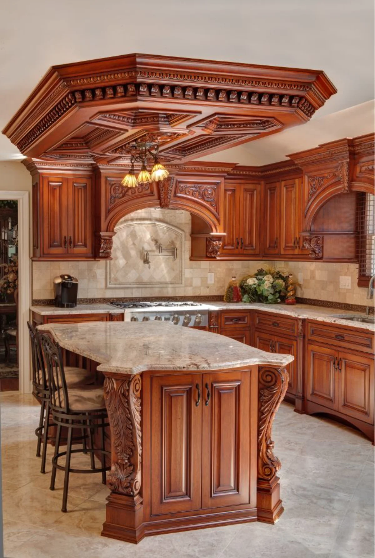 مدل کابینت کلاسیک چوبی با جزیره آشپزخانه